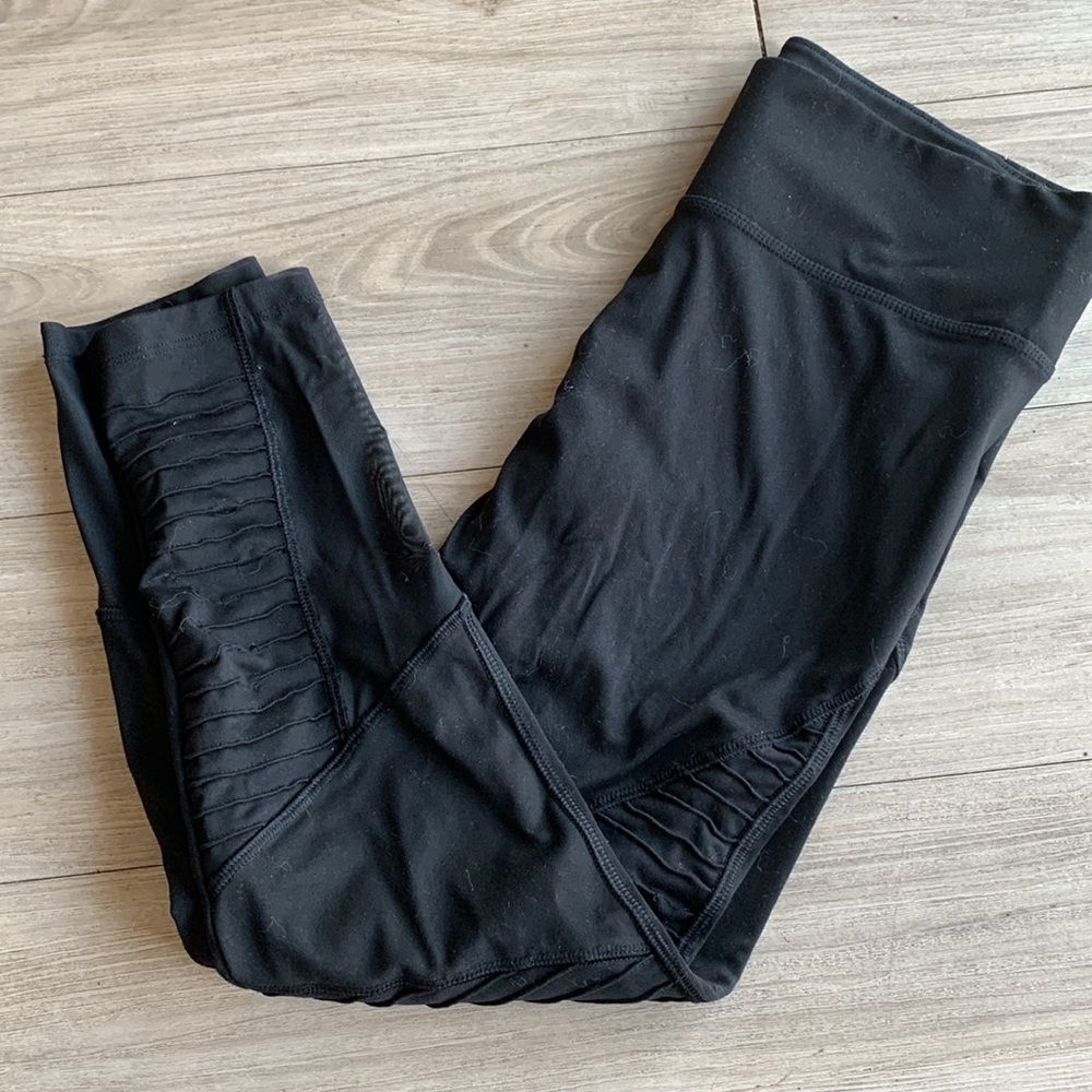 PINK Victoria’s Secret ULTIMATE capri yoga pants